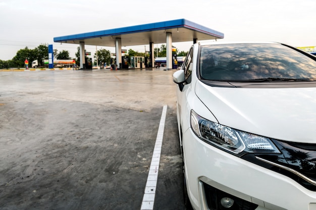 Auto, geparkt in der PTT-Tankstellenpumpe. Land Thailand