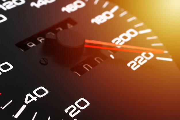 Auto-Geschwindigkeitsmesser Auto-Geschwindigkeitsmesser zeigt 220 km h oder Meilen Nahaufnahme