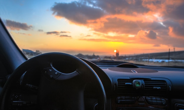 Auto im Sonnenuntergang