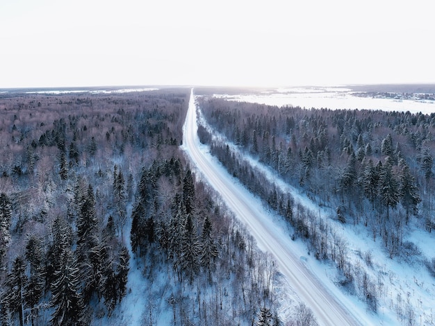 Auto im Winterwald, Landschaftsreise im verschneiten Weihnachtswald