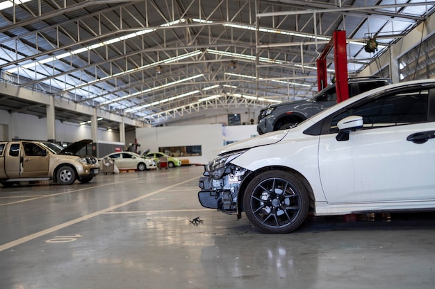 Auto in der Autowerkstatt mit Softfocus und Überlicht im Hintergrund