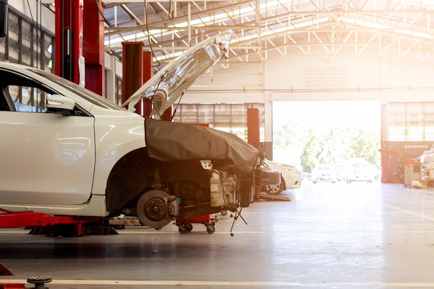 Auto in der Reparaturstation und im Karosseriebau