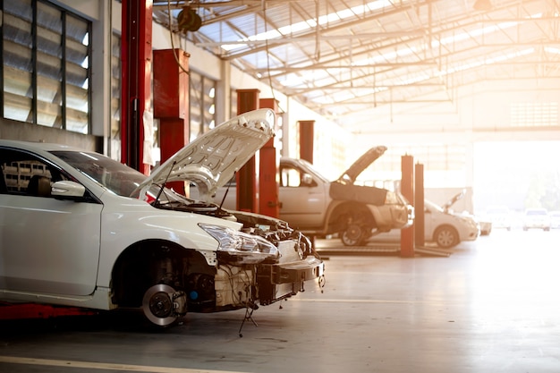 Auto in der Reparaturstation und im Karosseriebau