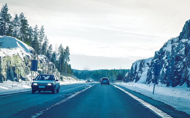 Auto in der Winterstraße in Rovaniemi in Lappland in Finnland