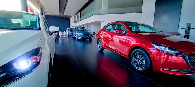 Auto in Luxus-Showroom geparkt Autohaus Neues rotes Auto in modernem Showroom geparkt Auto