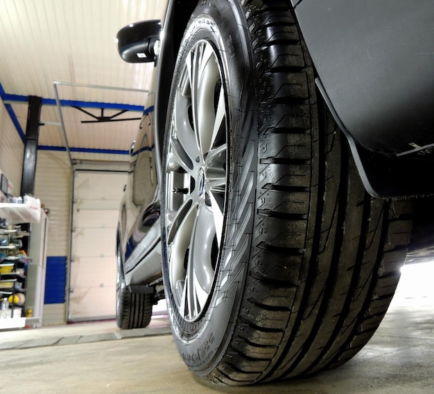 Auto In Service Station Der Reinigung Von Rädern