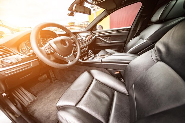 Auto innen Innenraum eines modernen Prestige-Autos Bequeme Ledersitze Schwarzes Cockpit mit isoliertem weißem Hintergrund