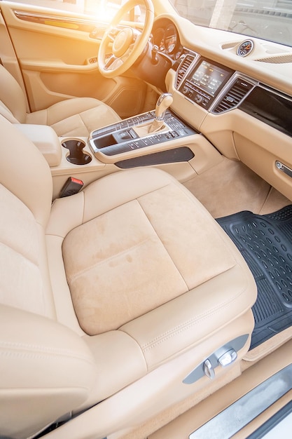 Auto Innenraum Luxus Beige bequeme Sitze Lenkrad Armaturenbrett Klimatisierung Tachometer Anzeige Holzdekoration Licht
