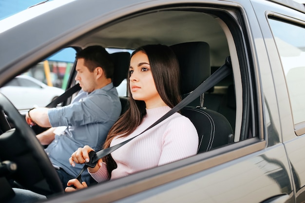 Auto instructor masculino toma examen con mujer joven