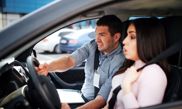 Auto instructor masculino toma examen en mujer joven