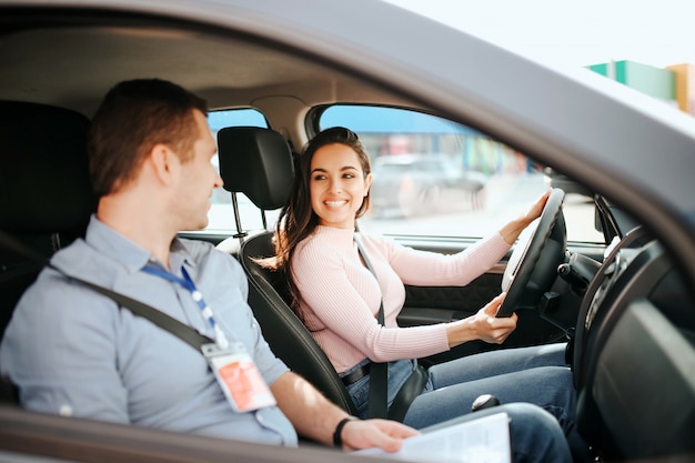 Auto instrutor masculino faz exame com jovem