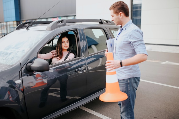 Auto instrutor masculino faz exame com jovem