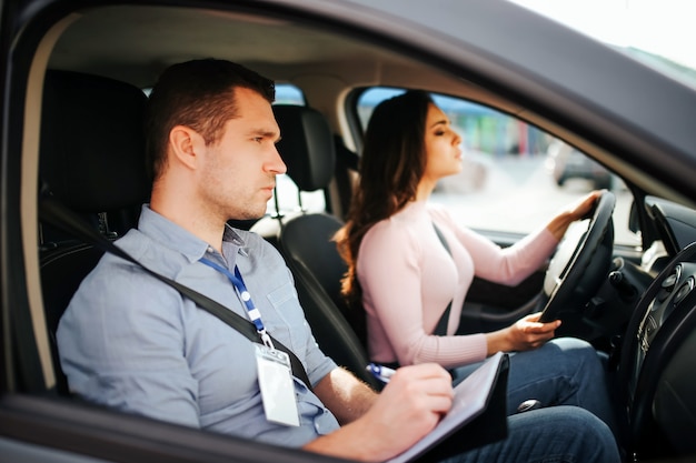 Auto instrutor masculino faz exame em jovem