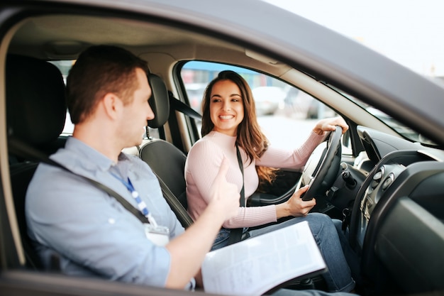 Auto instrutor masculino faz exame em jovem