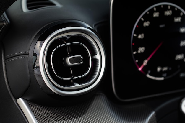 Foto auto-klimaanlage nahaufnahme die klimaanlage fließt im auto detail innenraum des autos luftkanäle