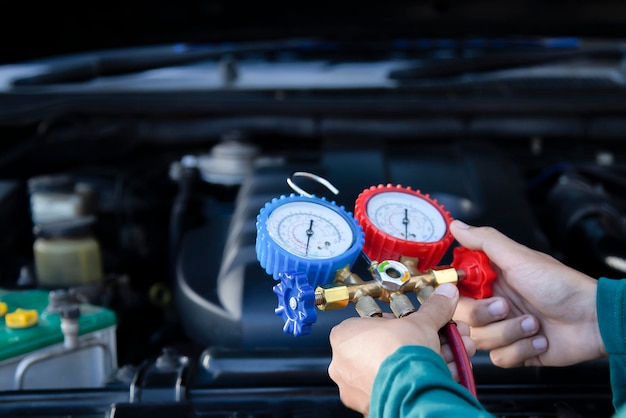 Auto-Klimaanlagen-Check-Service, Leckerkennung, Kältemittel einfüllen