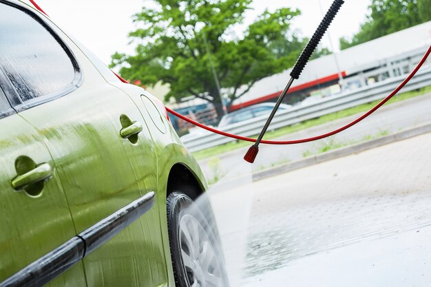 Auto en un lavado de autos