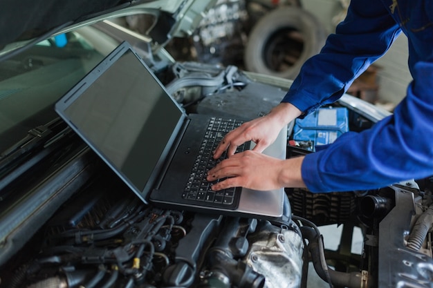 Auto mecânica usando laptop