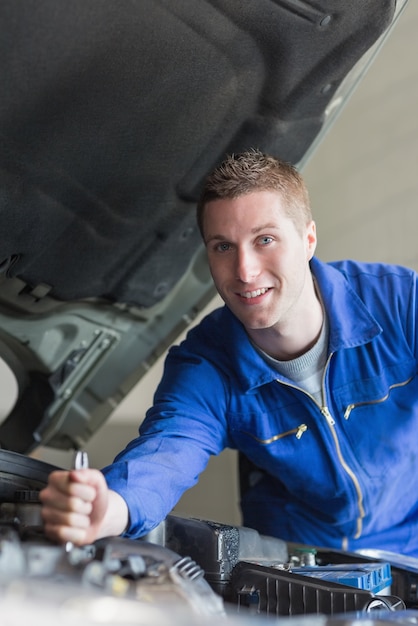 Auto mecânico que trabalha no motor