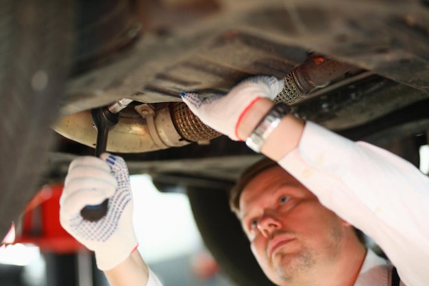 Foto auto mecânico repara suspensão de carro closeup serviços de oficina de carro