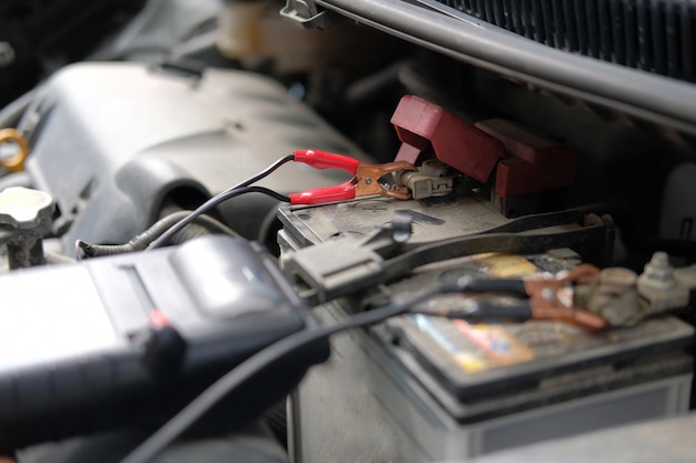 Auto mecânico verificar a voltagem da bateria de carro por multímetro voltímetro
