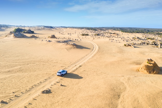 Auto mit Allradantrieb auf Pinnacles Drive, Schotterweg in Pinnacles Desert, Western Australia.