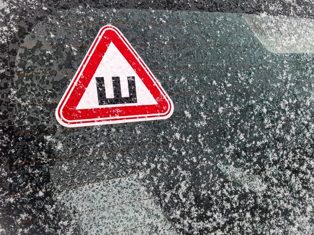 Auto mit Eis bedeckt. Foto in hoher Qualität