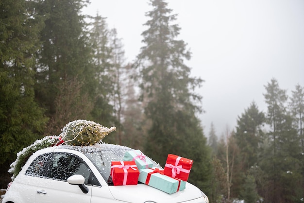 Auto mit Weihnachtsbaum, geschmückt mit Geschenken