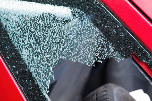 Foto auto mit zerbrochenen scheiben ein krimineller vorfall zerbrochenes glasfenster auto beschädigt hat unfall zerbrochenes glas dieb glasscherben im autofenster