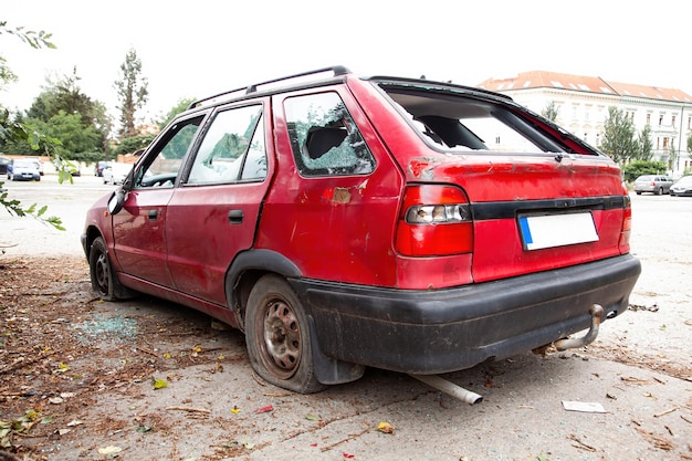 Auto mit zerbrochenen Scheiben Ein krimineller Vorfall Zerbrochenes Glasfenster Auto beschädigt hat Unfall Zerbrochenes Glas Dieb Glasscherben im Autofenster