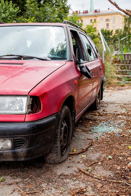 Auto mit zerbrochenen Scheiben Ein krimineller Vorfall Zerbrochenes Glasfenster Auto beschädigt hat Unfall Zerbrochenes Glas Dieb Glasscherben im Autofenster