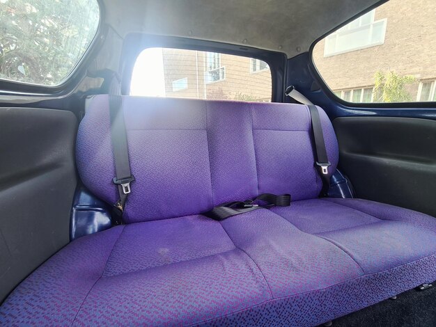 Foto el auto morado con el asiento morado.