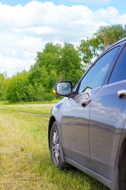 Un auto parado en un campo sobre la hierba