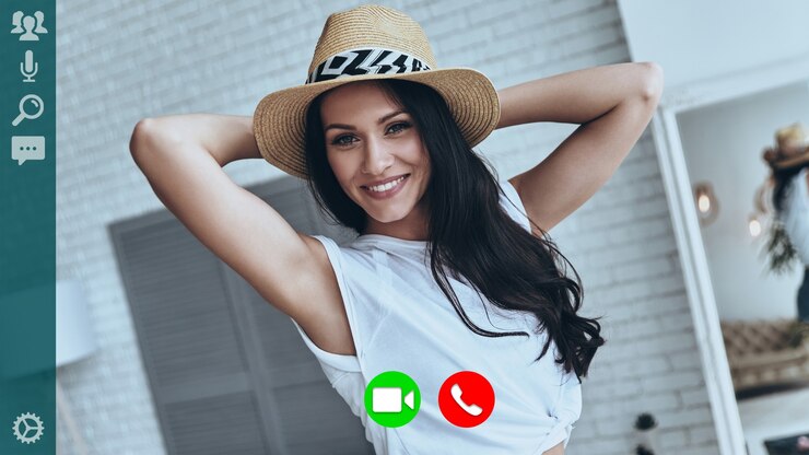 Foto auto-retrato de mulher jovem e atraente sorrindo e olhando para a câmera durante uma videochamada