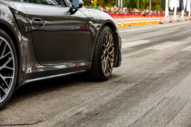 Auto startbereit für die Rennen auf der Straße