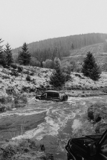 Auto steckt in einem Bachwasser fest