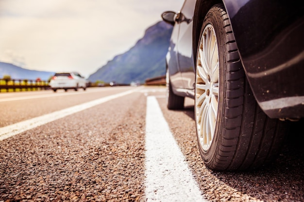 Auto steht auf dem Pannenstreifen Asphalt und Reifen Italien