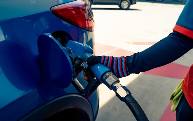 Auto tanken an der Tankstelle Tanken mit Benzin Benzin tanken Zapfsäule füllen Zapfpistole