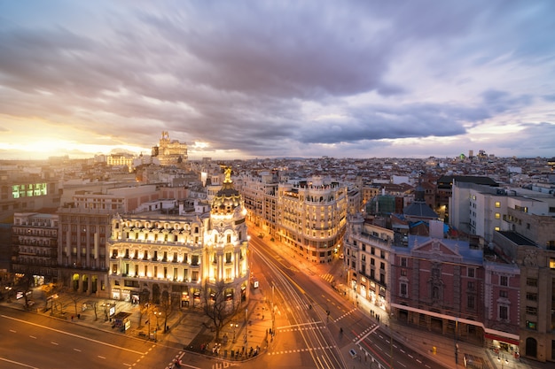 Auto und Ampel auf Gran via Straße, Haupteinkaufsstraße in Madrid bei Nacht