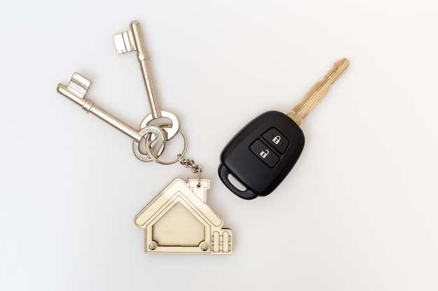Auto- und Hausschlüssel auf dem Tisch. Konzept des Erfolgs