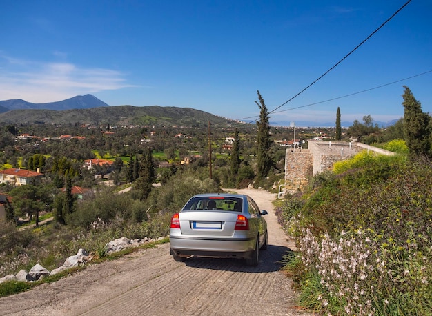 Auto und Panoramablick von der Höhe der Insel Evia Griechenland an einem sonnigen Frühlingstag