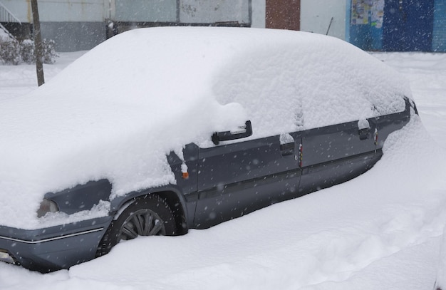 Auto unter Schneewehe Winterproblemszene