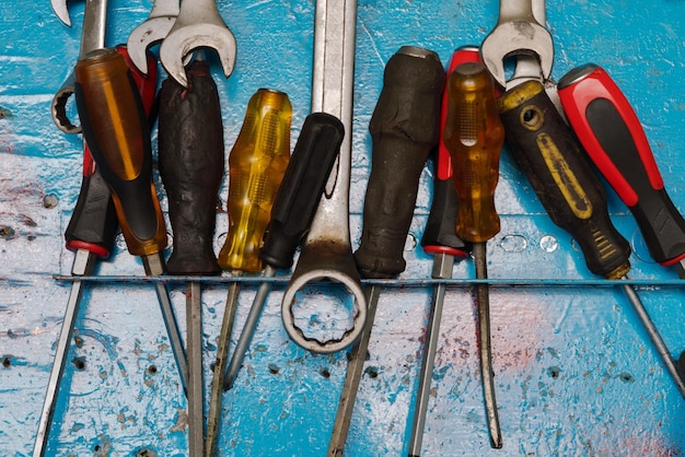 Foto auto-werkzeuge an der wand der werkstatt der autogarage