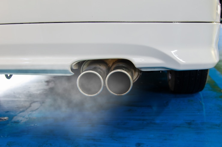 Foto autoabgase rauchen