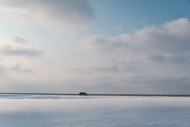 Autoansicht auf der Speedway-Straße im Winter