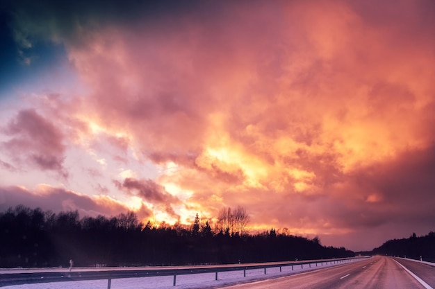 Autobahn al atardecer con un espectacular cielo púrpura