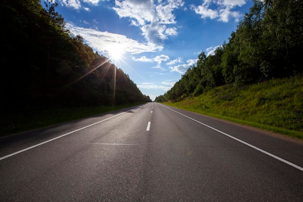 Autobahn bei klarem, sonnigem wetter gepflasterte straße