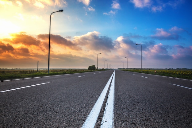 Autobahn. un camino plano vacío al amanecer