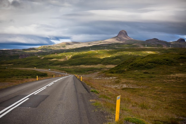 Autobahn durch die Landschaft der isländischen Berge