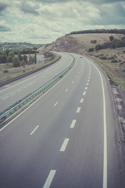 Autobahn durch Frankreich im Sommer. Ansicht von oben